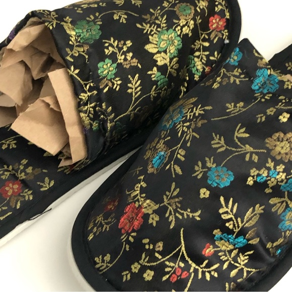 NEW| Chinese Embroidery Slippers - Picture 3 of 5